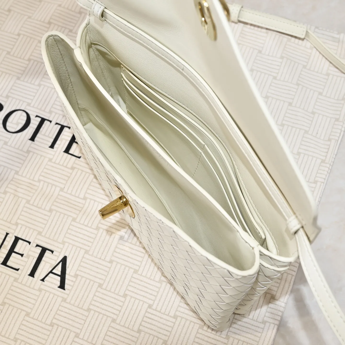 Batch 1660 #Bv new Knot Lock crossbody bag 🎈2025 early spring kont lock new series is hot on the market 🔥The brand's classic weaving process, with kont's metal rotating buttons, are exquisite and eye-catching, which is a luxurious embellishment of details. The upper body is elegant and elegant, with internal double compartments + card slots + back compartment. Super versatile, multiple carrying methods, detachable shoulder strap, portable/shoulder/cross-body, retro and fashionable, easy to carry with exquisite old-line style🫴 Model: 7191 Size: 25x16x5.5